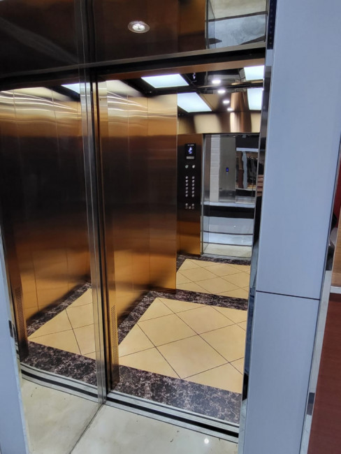 Лифт Sword с машинным помещением 400 кг